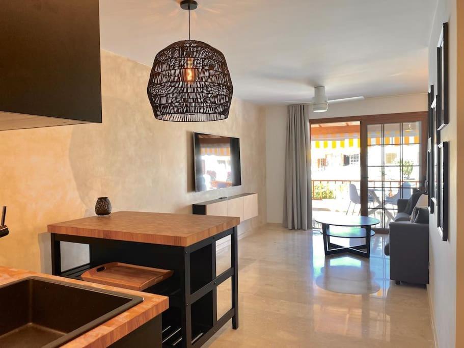 Stylish & Modern 1 Bedroom Suite On Frontline Of Playa Del Duque 阿德耶 外观 照片